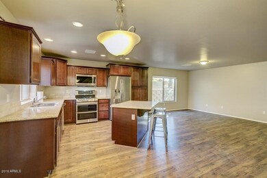 Kitchen & Dining