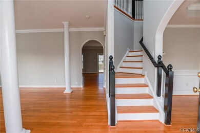 Staircase with decorative columns, hardwood / wood