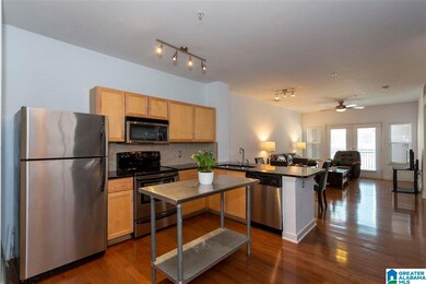Hardwood floors/ stainless appliances/ Refrig to c