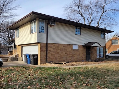 2921 Euclid Ave, Des Moines, IA 50310 - photo 2