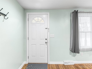 110 Oakhurst St, Hendersonville, NC 28792 - photo 5