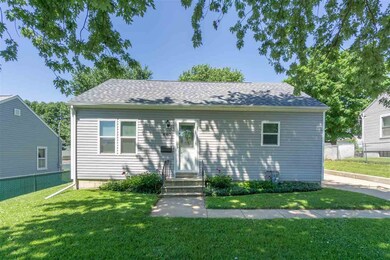 840 Maxwell St, Waterloo, IA 50701 - photo 2