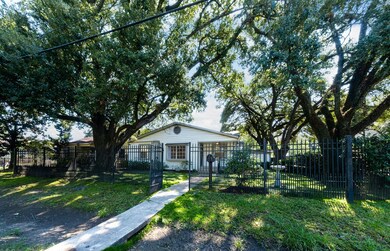 312 Melbourne St, Houston, TX 77022 - photo 3