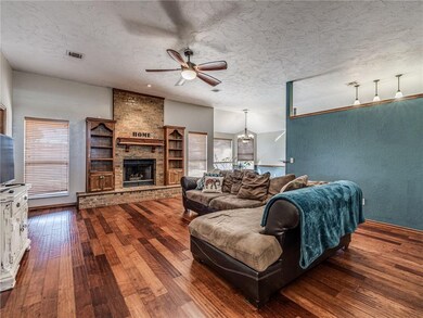 1008 NE 25th St, Moore, OK 73160 - photo 5