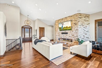 7_Main-Living_1800x1200_3866490