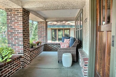 welcoming front porch to ...