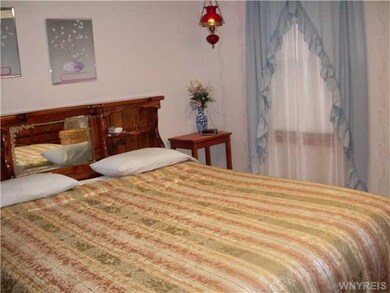 Bedroom Somewhat spacious bedroom - bring the king