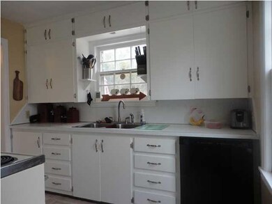 Kitchen appliances all remain. Stove/oven, refrige