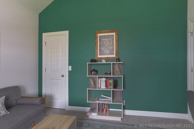 Office/bedroom (4 total bedrooms)