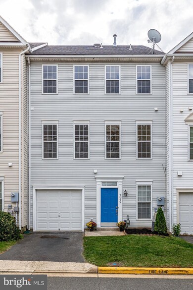 2527 Logan Wood Dr, Herndon, VA 20171 - photo 2