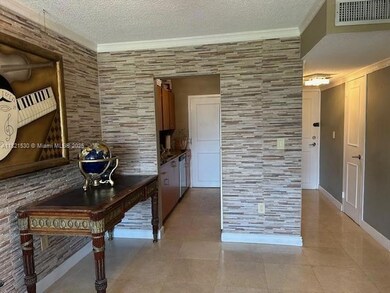 ENTRANCEENTRANCE & KITCHEN