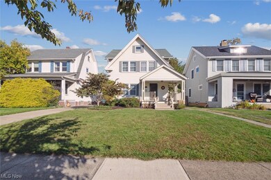 View of front of property featuring a front lawn and covered porch