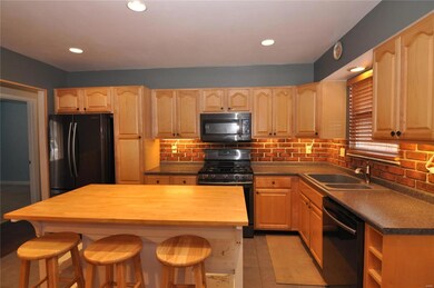 Moveable center island w/breakfast bar seating.
