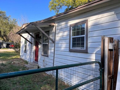 106 Hickory St, Cleburne, TX 76033 - photo 2