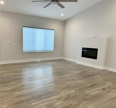 922 E 9th St N, Newton, IA 50208 - photo 3