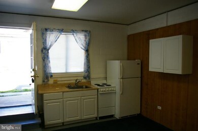 270 N Washington St unit APARTMENT B, Berkeley Springs, WV 25411 - photo 5