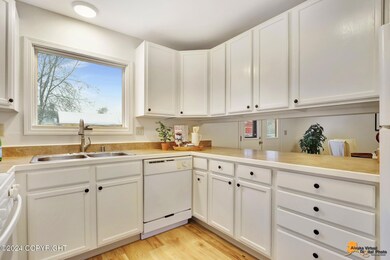 Open to breakfast nook