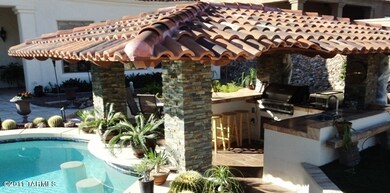 Swim-Up Bar & Outdoor Kitchen.