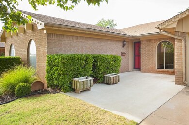 Large entry way with courtyard area
