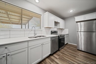 The fresh tile backsplash makes it easy to add spl