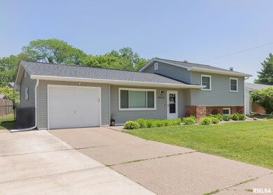 1829 Elmwood Ln, Bettendorf, IA 52722 - photo 2