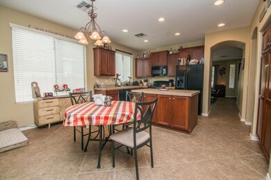 4 - Kitchen and Breakfast
