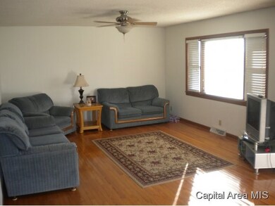 20582 Garner Rd, Virginia, IL 62691 - photo 4