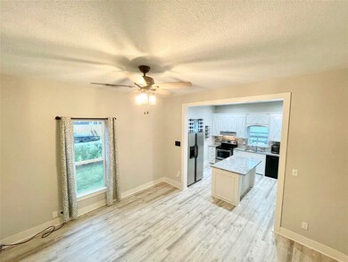 820 W Cleveland St, Alvin, TX 77511 - photo 4