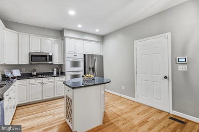 1919 Logan Manor Dr, Reston, VA 20190 - photo 4