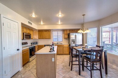 Kitchen w Eat In1
