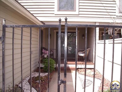 93 SW Pepper Tree Ln, Topeka, KS 66611 - photo 2