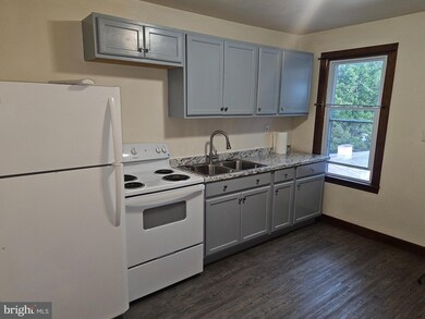 521 E Broad St unit 2, Tamaqua, PA 18252 - photo 2