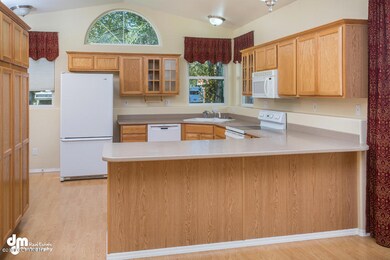 Kitchen w/Breakfast Bar