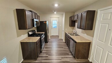 8131 Blooming Meadow Ln, Houston, TX 77016 - photo 5