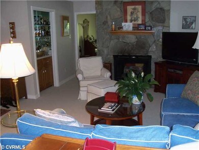 Den/Family/Great Room - family room w/ fp and wet 