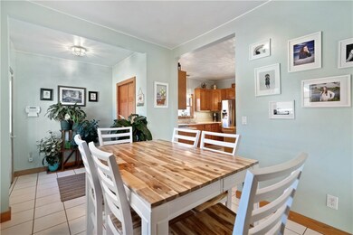 WHAT A SWEET, BRIGHT AND SUNNY BREAKFAST ROOM...PE