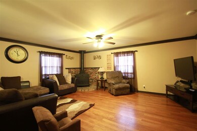 2910 W 9th St, Waterloo, IA 50702 - photo 3