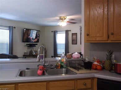 409 Thomas St, Reidsville, NC 27320 - photo 6