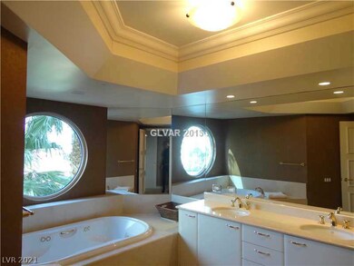 Master Bath/Spa.