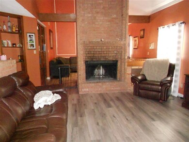 SPACIOUS YET COZY FAMILY/LIVING/GREAT ROOM WITH FI