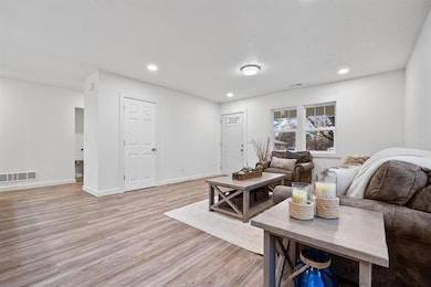 2505 E 40th St, Des Moines, IA 50317 - photo 7