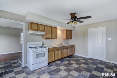 1112 N Kickapoo St, Lincoln, IL 62656 - photo 6
