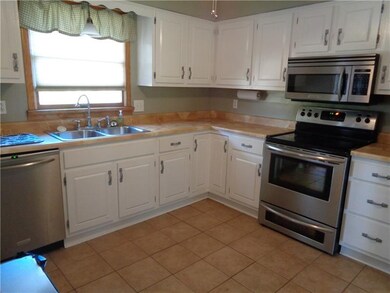 KITCHEN W/STAINLESS STEEL APPLIANCES