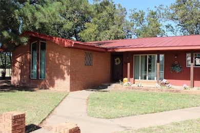 1621 W Main St, Munday, TX 76371 - photo 4
