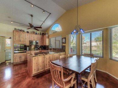 006_Casual Dining and Kitchen