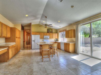 Light & Bright Kitchen w/Center Island