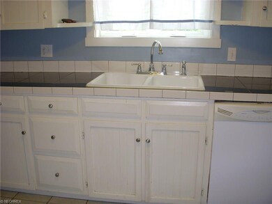 Loads of cabinet space in this kitchen!