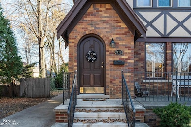 976 Lakepointe St, Grosse Pointe Park, MI 48230 - photo 2