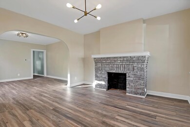 85 Schultz Living Room 1