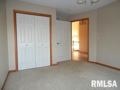5439 Northwest Cir, Davenport, IA 52806 - photo 7